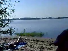 Возле реки молоденькая девчонка мастурбирует письку