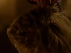 Красивая телка занимается мастурбацией на кровати