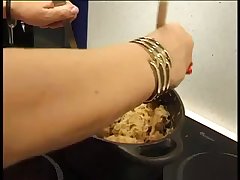 Три лесбиянки занялись сексом во время ужина