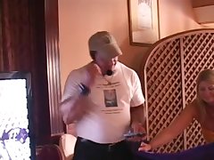 Зрелый мужик доводит до сквирта молодую девушку на кушетке