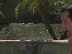 Пышная бразильянка вкусно облизывает торчащие соски на больших грудях, подпрыгивая на члене