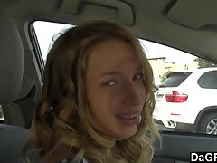 Кудрявая соска на водительском сидении берет в рот вкусную залупу