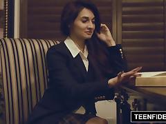 Студентка Michelle Taylor сидя под столом, делает минет зрелому преподу за оценку