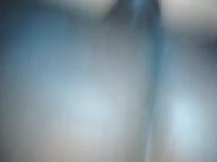 Загорелая шлюха сквиртит писей, трахаясь на кровати с двумя молодцами