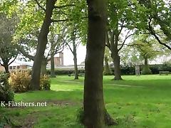 Извращенке не сидится дома и она мастурбирует на улице свою шмоньку