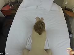 Губастая незнакомка в маске закинула ноги на плечи пихарю и проходит порно кастинг