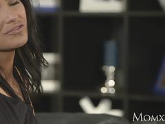 Взрослая мокрощёлка балдеет, когда чувствует, как в киске орудует молодой крепкий конец