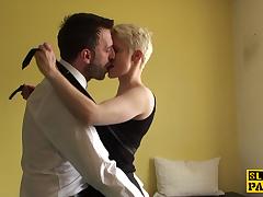 Коротко стриженной шлюхе в чулках порвали мокрую писю, стоя возле окна