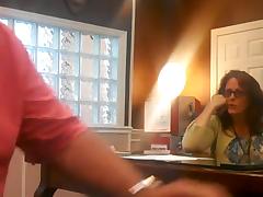 Начальник втихаря снял, как одна из работниц сделала ему минет на коленях прямо в кабинете