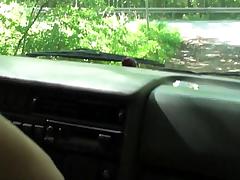 Улыбчивая туристка высасывает сперму и дрочит член в машине своему другу