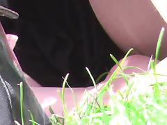 Вуаерист подсматривает под платье туристки, сидящей на газоне