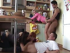 Пьяные чешские девушки красиво сношаются на секс вечеринке у друзей