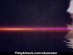 Загорелая August Ames в чулках выебана с широко раздвинутыми ногами и обкончена на грудь